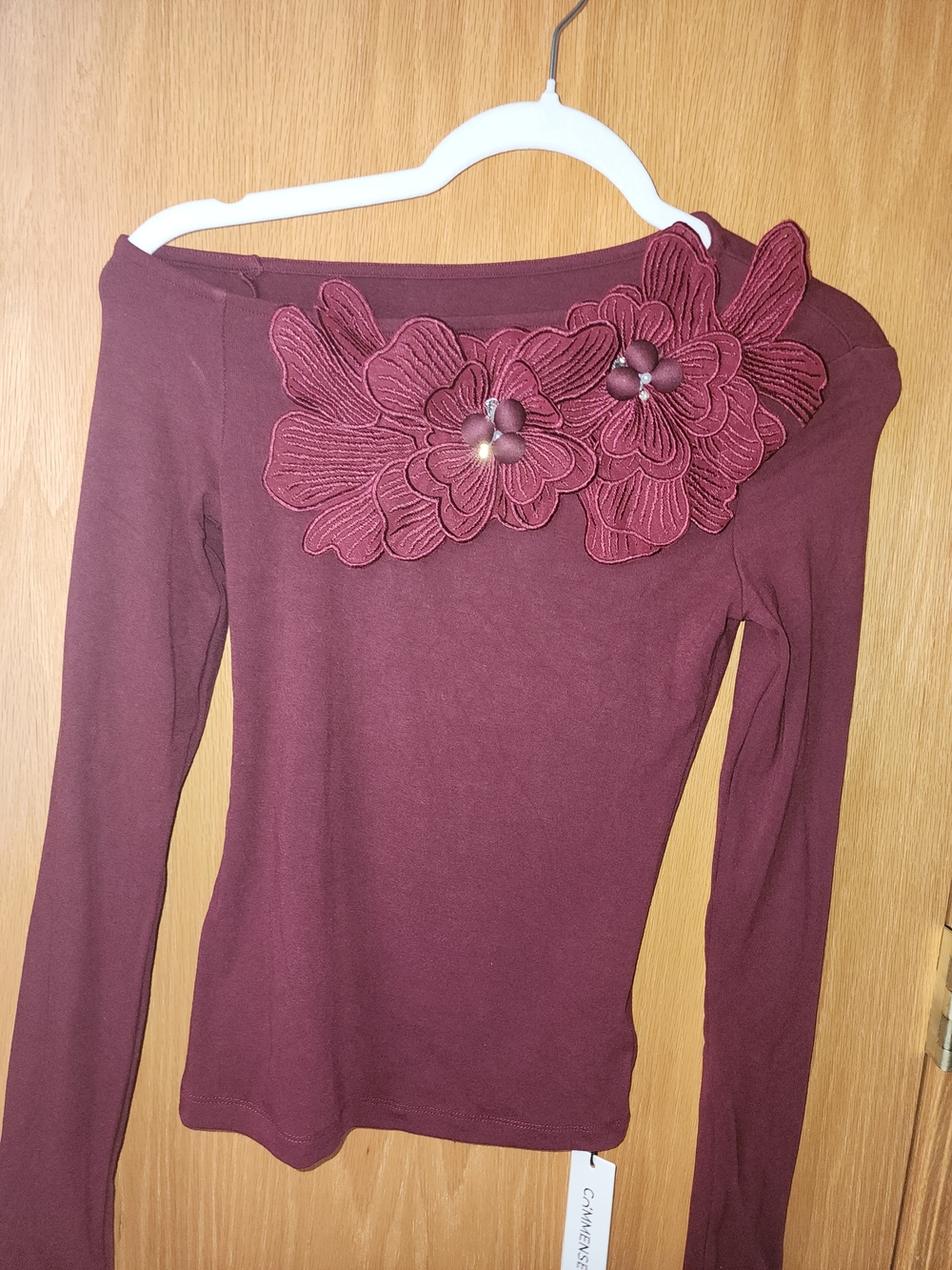 MWT $32 Commense One-Shoulder Floral Appliqué Top - Burgundy X-Small - Picture 2 of 7
